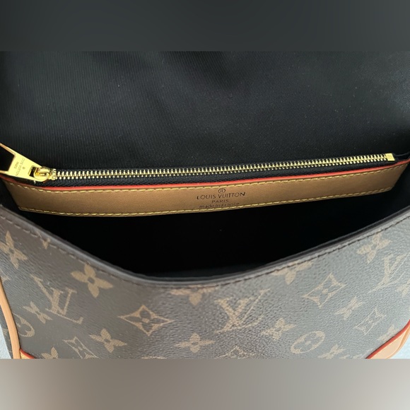 Monogram 👜 comes with 2 straps💖 - Picture 7 of 13